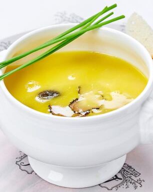 Куриный бульон со сморчками и черным трюфелем