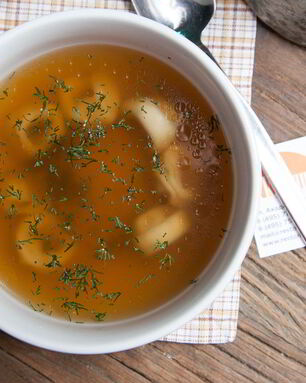 Наваристый бульон с мини-пельменями