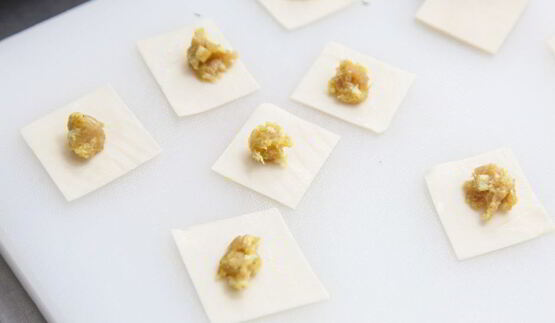 наваристый бульон с мини-пельменями