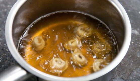 наваристый бульон с мини-пельменями