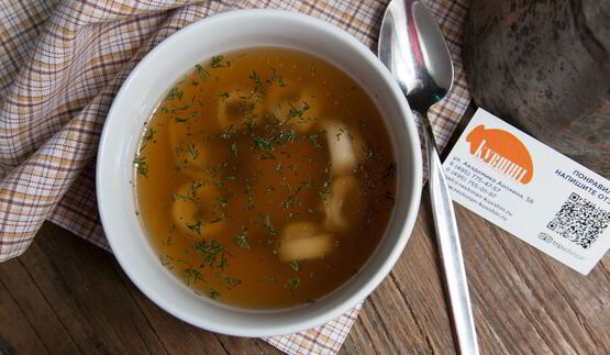 наваристый бульон с мини-пельменями