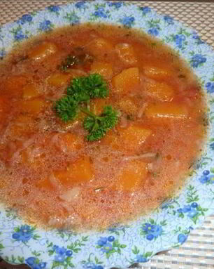 Суп на курином бульоне с мускатной тыквой и луком