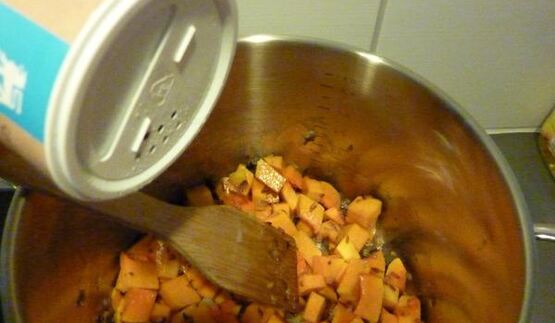 суп на курином бульоне с мускатной тыквой и луком