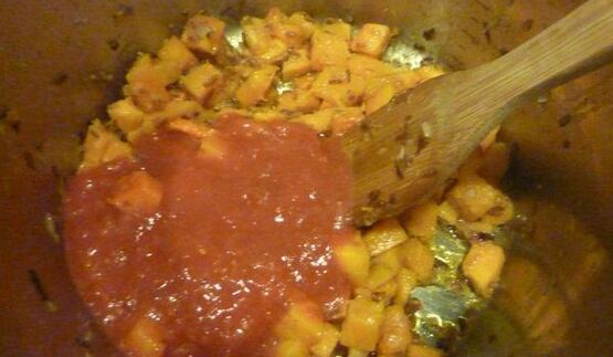 суп на курином бульоне с мускатной тыквой и луком