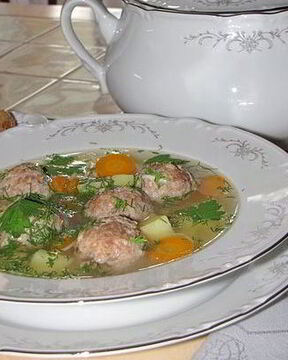 Суп с фрикадельками на курином бульоне