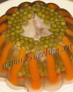 Заливное на курином бульоне с горошком и морковью