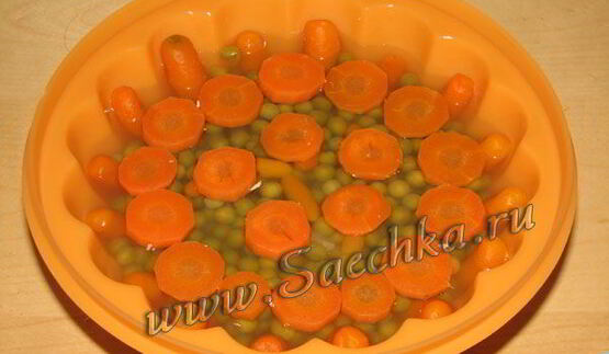 заливное на курином бульоне с горошком и морковью