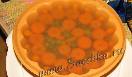 заливное на курином бульоне с горошком и морковью