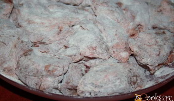 запеченная говядина в вине и курином бульоне