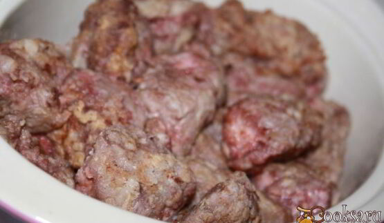 запеченная говядина в вине и курином бульоне