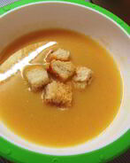 Гороховый крем-суп с чесночными гренками