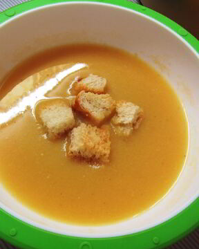 Гороховый крем-суп с чесночными гренками