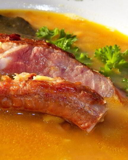 Рецепт горохового супа на копченых ребрышках с беконом