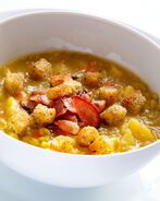 Гороховый суп на сметане с гренками и беконом