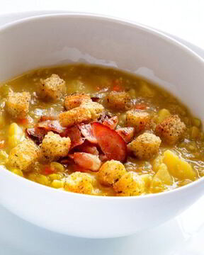 Гороховый суп на сметане с гренками и беконом