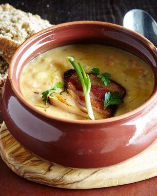 Гороховый суп с копченой свиной щекой