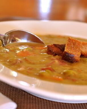 Простой гороховый суп с копченостями