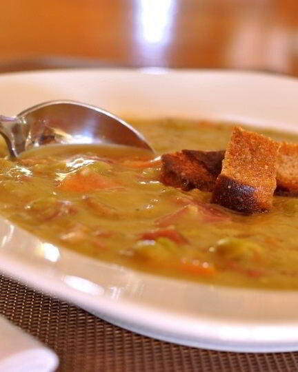 Рецепт простого горохового супа с копченостями