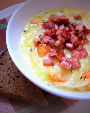 Густой картофельный суп с квашеной капустой и беконом