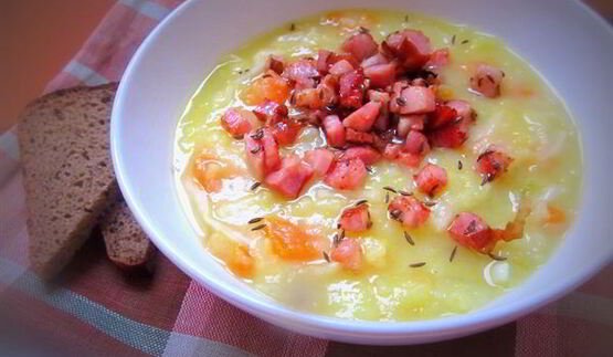густой картофельный суп с квашеной капустой и беконом