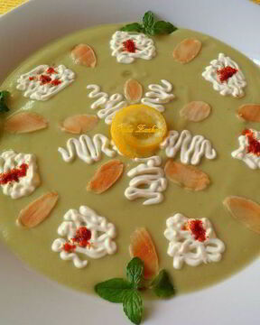 Холодный крем-суп из авокадо с мятой и лепестками миндаля