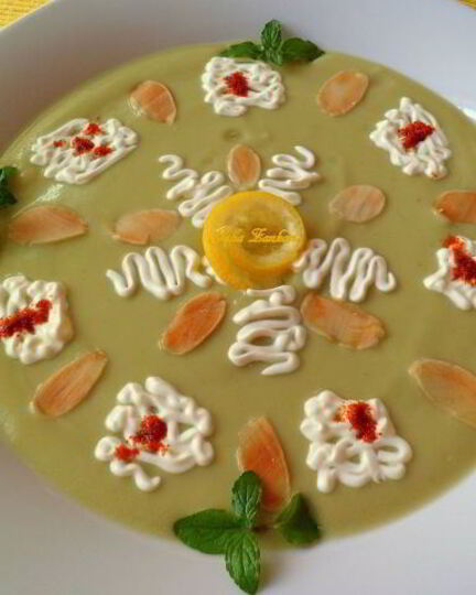 Рецепт холодного крема-супа из авокадо с мятой и лепестками миндаля