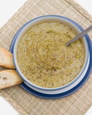 Холодный крем-суп с зеленым горошком и цукини по-средиземноморски