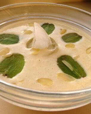 Холодный миндальный суп с чесноком и виноградом