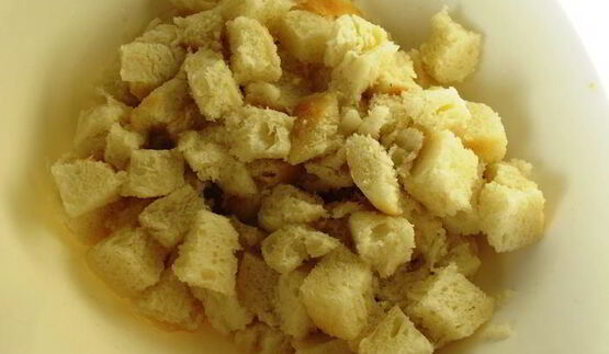 холодный миндальный суп с чесноком и виноградом