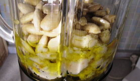 холодный миндальный суп с чесноком и виноградом