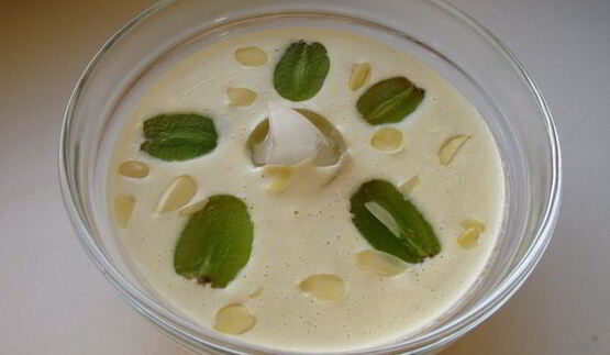 холодный миндальный суп с чесноком и виноградом