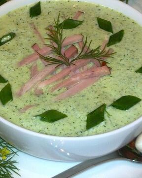 Холодный огуречный суп с фасолью и ветчиной