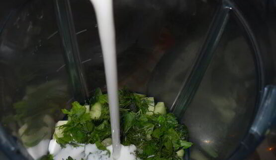 холодный огуречный суп с фасолью и ветчиной