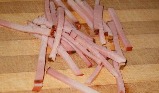 холодный огуречный суп с фасолью и ветчиной