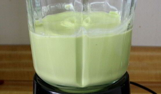 холодный суп из авокадо с начинкой