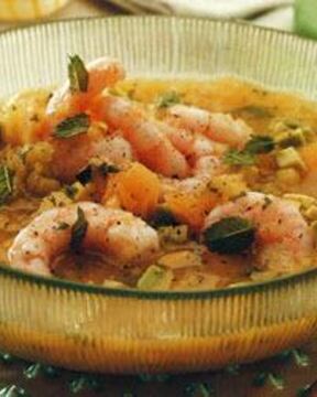 Холодный суп из дыни с креветками и авокадо