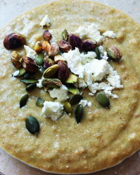 Холодный суп из гречки, томатов, авокадо и базилика