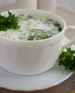 Холодный суп из кефира с огурцами и зеленью