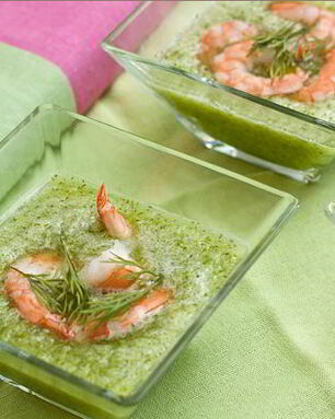 Холодный суп из огурцов с креветками