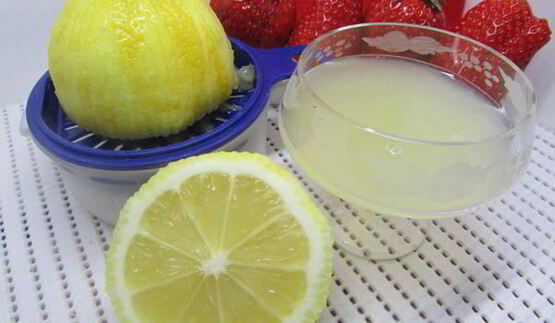 клубнично-лимонный холодный суп с нежными клецками