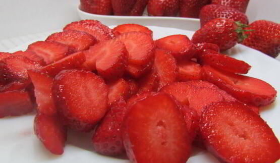 клубнично-лимонный холодный суп с нежными клецками