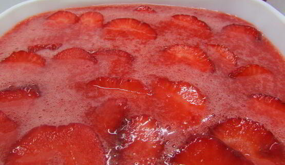 клубнично-лимонный холодный суп с нежными клецками
