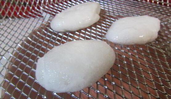 клубнично-лимонный холодный суп с нежными клецками