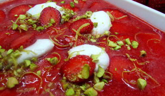 клубнично-лимонный холодный суп с нежными клецками