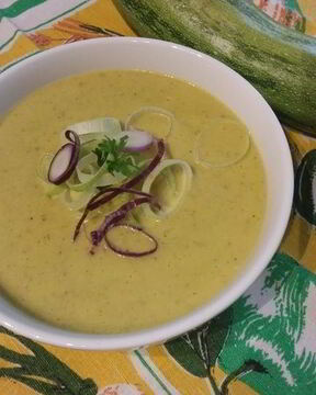 Легкий крем-суп из кабачков с карри