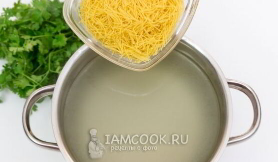 легкий куриный суп с шафраном