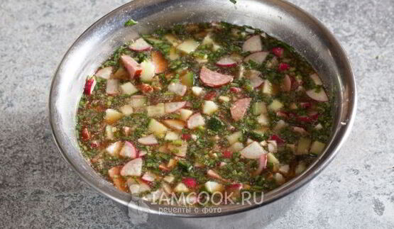 окрошка на квасе с полукопченой колбасой