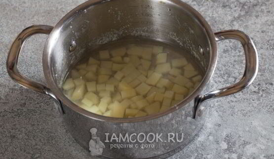 окрошка на квасе с полукопченой колбасой