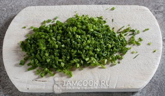 окрошка на квасе с полукопченой колбасой