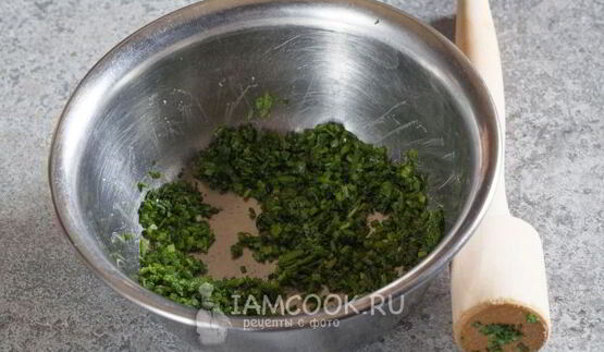 окрошка на квасе с полукопченой колбасой